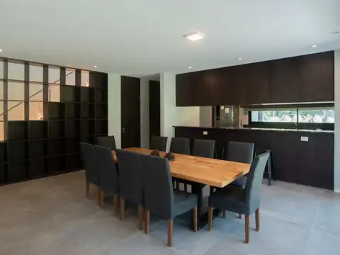 Casa en Alquiler con 2 cocheras