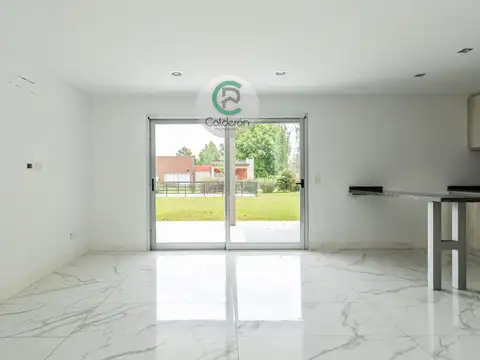 Casa en Alquiler con 6 cocheras