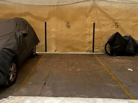 Cochera en Venta Semi Cubierta