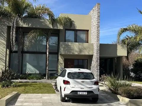 Casa en venta en club de campo Abril