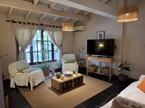 Casa con 4 dormitorios en  José Mármol - Amplio jardín / Apto crédito