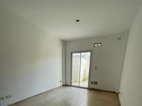 Departamento 2 AMBIENTES en Ramos Mejía con Patio