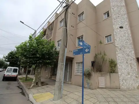 Departamento 2 AMBIENTES en Ramos Mejía con Patio