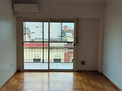2 amb. c/balcón corrido al frente y lavadero en V. Urquiza