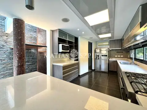 Casa en Venta con 3 cocheras