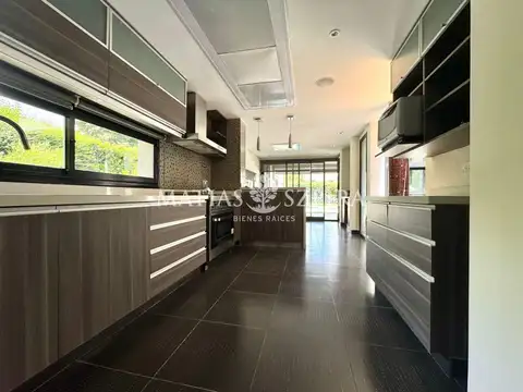 Casa 7 ambientes con 5 baños