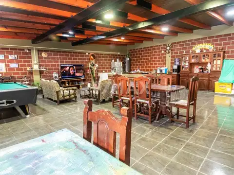 Casa 4 ambientes con 2 baños