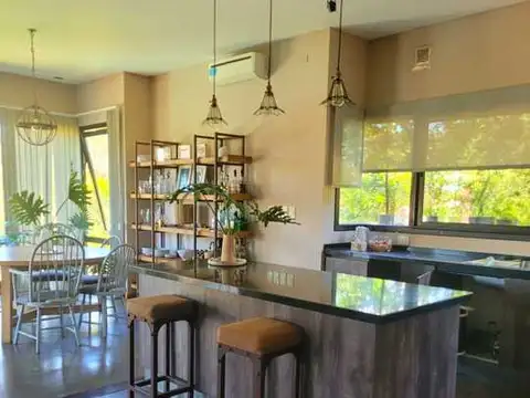 Casa 6 ambientes con 3 baños