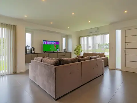 Casa 4 ambientes con 3 baños