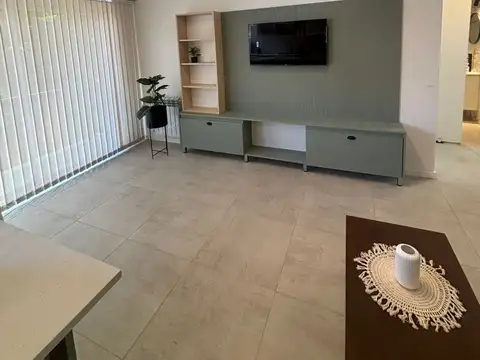 Venta Departamento 3 ambientes. Balcón a la calle . Zona La Perla