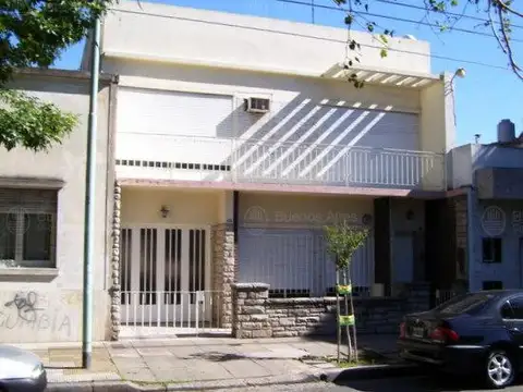 AMPLIA Y FUNCIONAL CASA EN FLORESTA, IDEAL PARA VIVIENDA Y TRABAJO.