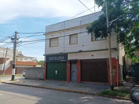 Vivienda con 2 locales comerciales, jardín, patio y cochera