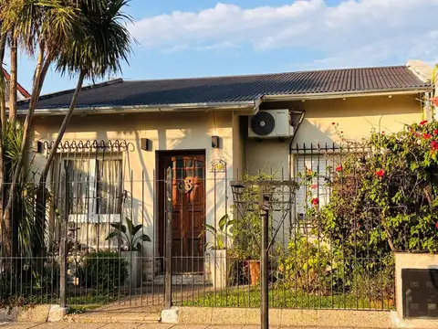 VENTA DE CASA 4 AMBIENTES - ITUZAINGO NORTE