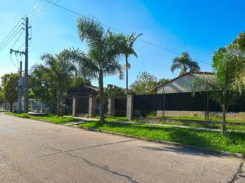 Casa en venta en Luis Guillón, amplio terreno