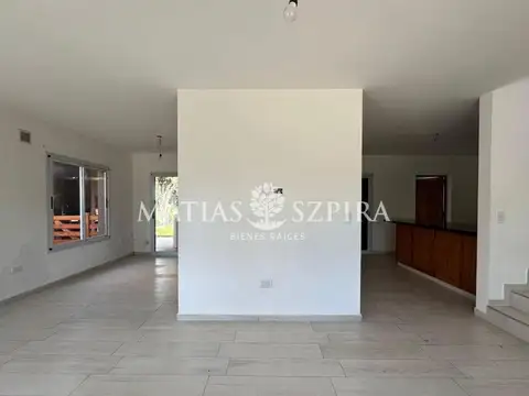 Casa 4 ambientes con 2 baños