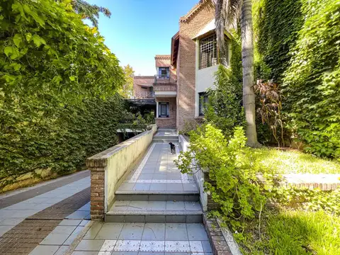 Casa gigante de 3 dormitorios con gran jardín y quincho en Barrio Martin