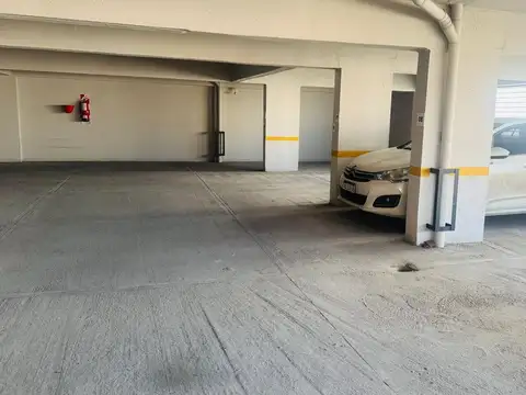 Cochera Centrica en Edificio CAM 83