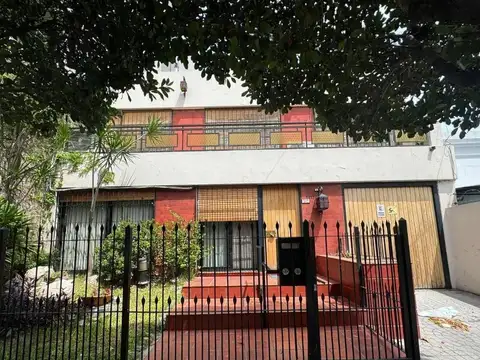 CASA SOBRE LOTE DE 10X40. EXCELENTE UBICACION