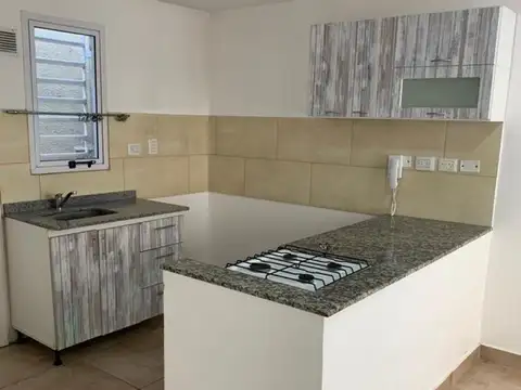 Depto Tipo Casa en Alquiler en Remedios de Escalada, $ 600.000