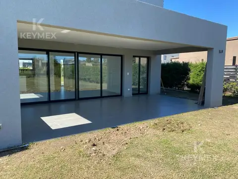 Casa 6 ambientes con 2 baños