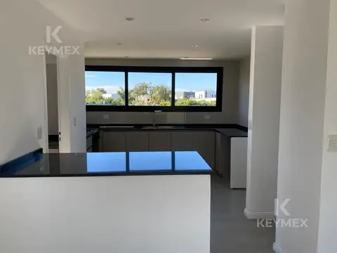 Casa 6 ambientes con 2 baños