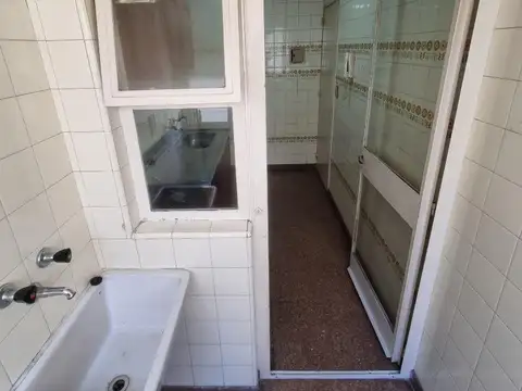 Espacioso 2 Ambientes Muy luminoso con lavadero a mts Subte