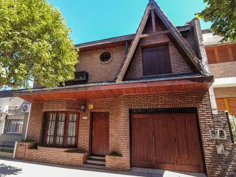 VENTA - CASA TIPO CHALET 5 amb Patio y Cochera