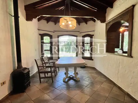 Casa en Alquiler con 3 cocheras