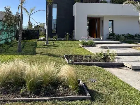 Casa en Venta en Berazategui, USD 950.000