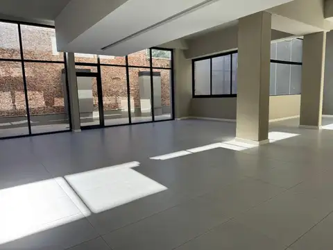 Local comercial al frente en Pichincha