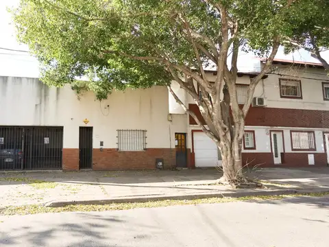 Venta Casa dos dormitorios - a reciclar. Barrio Cinco Esquinas.