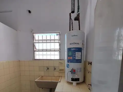 Casa en alquiler 2 dormitorios 1 baño con patio