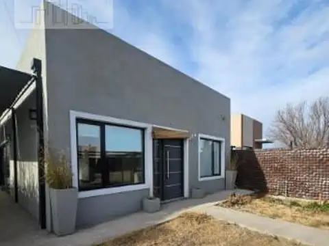 VENTA  Casa  , 1 dormitorio en General Fernandez Oro