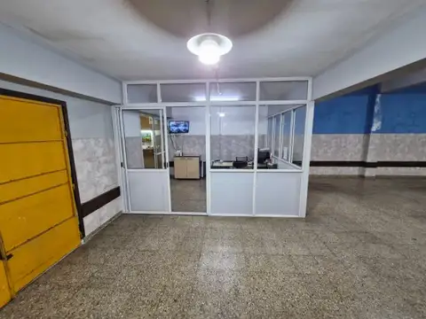 Zeballos al 1600 (Local comercial con ingreso vehicular y oficina)