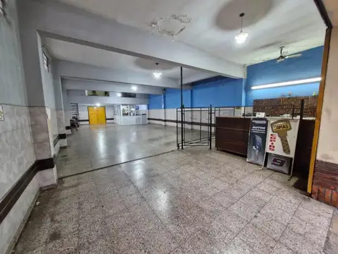 Zeballos al 1600 (Local comercial con ingreso vehicular y oficina)