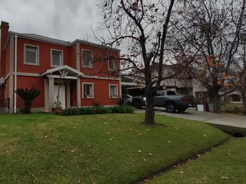 Casa en venta barrio Los Jazmines-Apto credito-4 Ambientes