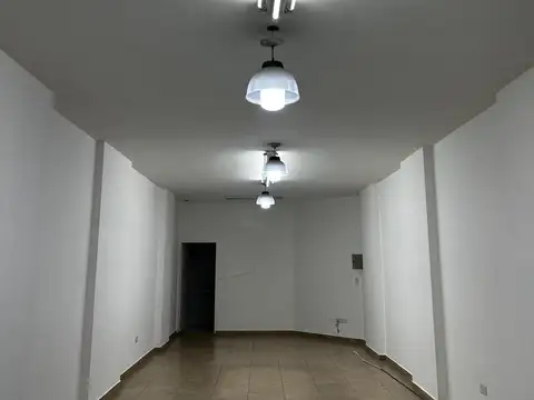 HERMOSO LOCAL COMERCIAL DE 64 M2, EXCELENTE UBICACION SOBRE AV RIVADAVIA FRENTE AL ACCESO A SUBTE LINEA A