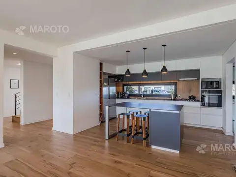 CASA EN VENTA AL AGUA EN SAN MATIAS - CUATRO DORMITORIOS -