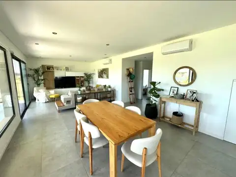 Casa en Venta con 4 cocheras