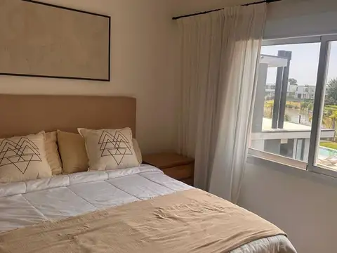 Casa en Alquiler con 6 cocheras