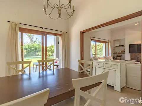 Casa en Alquiler con 2 cocheras