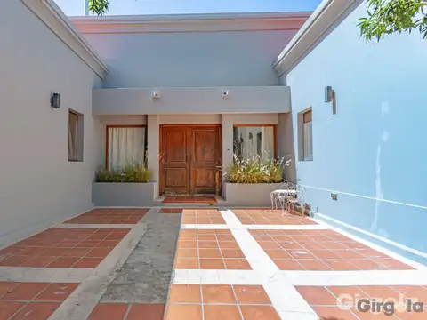 Casa en Alquiler con 2 cocheras