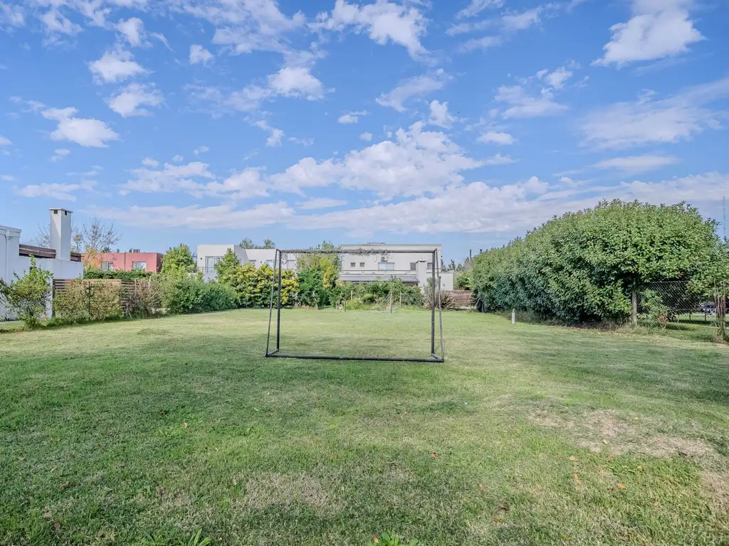 Cnel. Artigas, B1617 Gral. Pacheco, Provincia de Buenos Aires 300