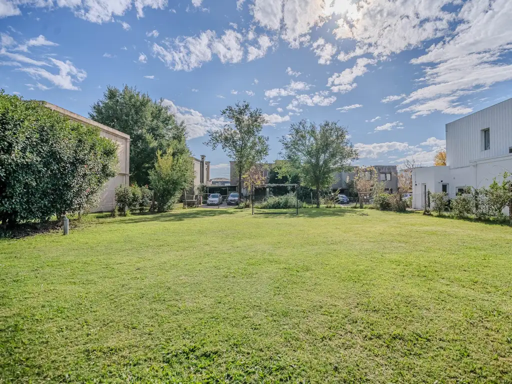 Cnel. Artigas, B1617 Gral. Pacheco, Provincia de Buenos Aires 300