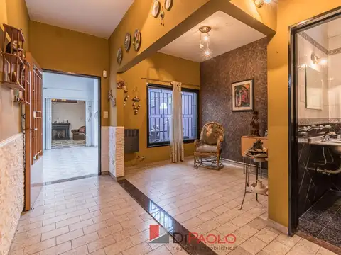 Casa 6 ambientes con 2 baños
