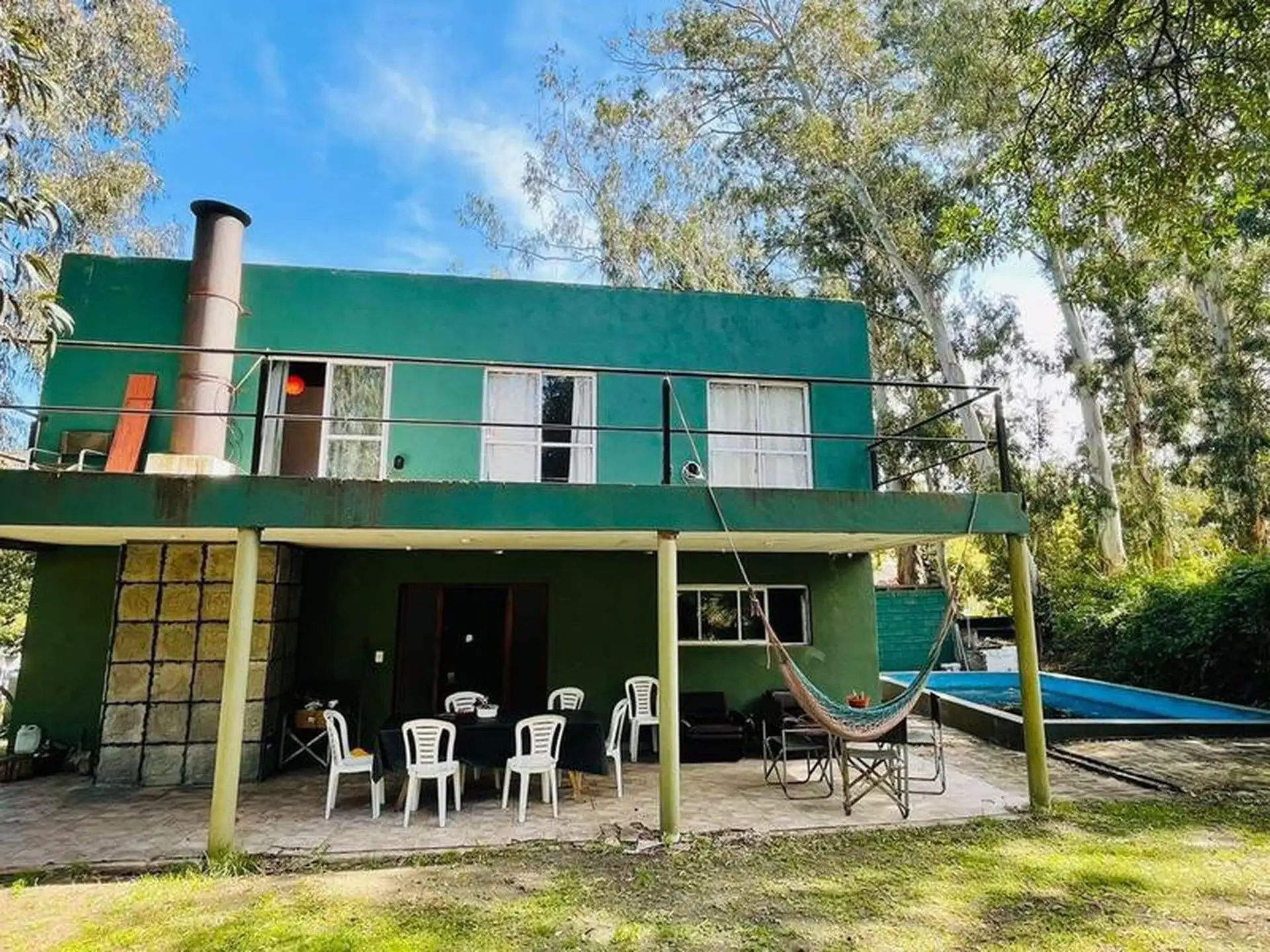 CASA DE CUATRO AMBIENTES CON PISCINA EN EL BOSQUE