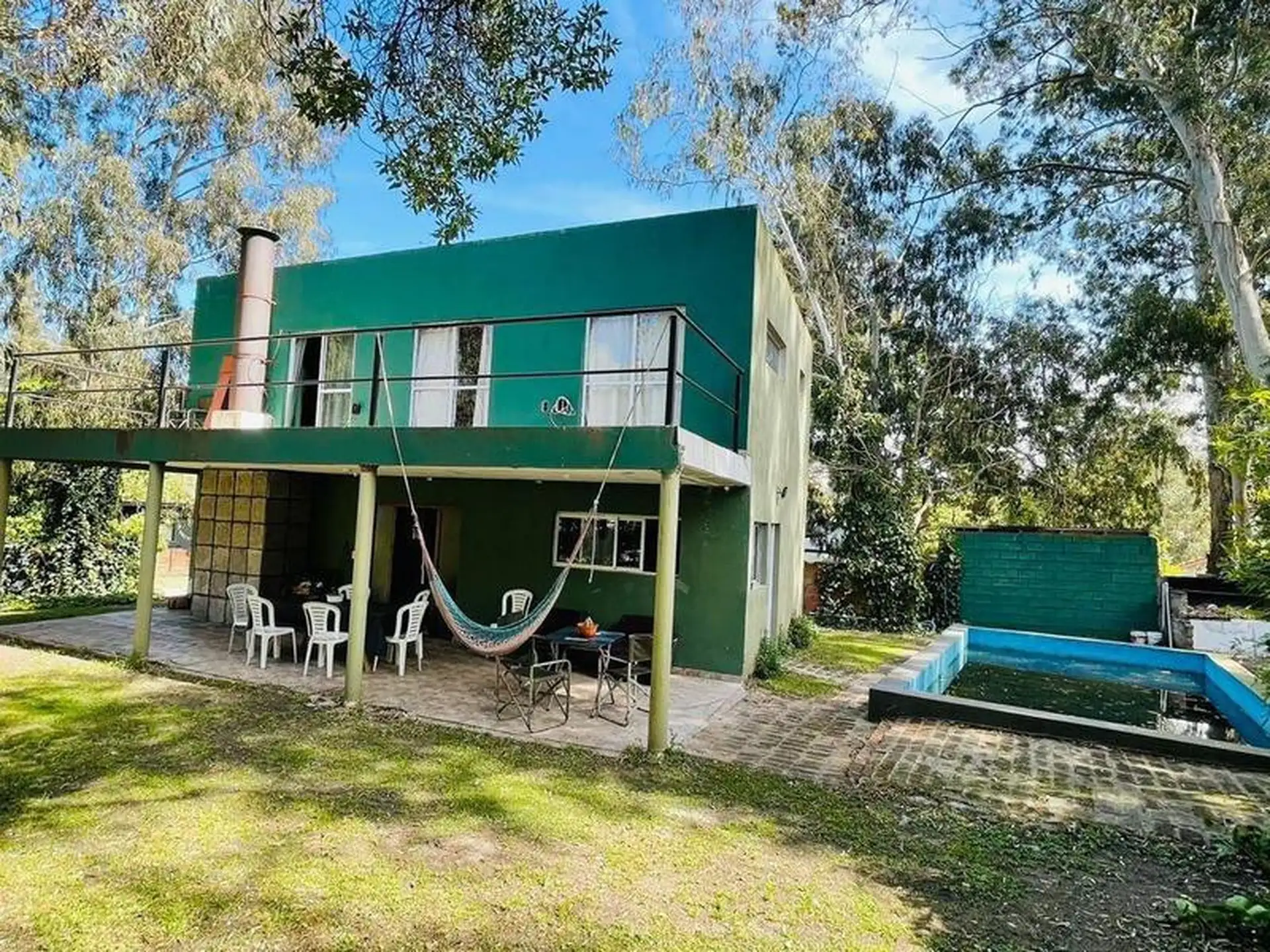 CASA DE CUATRO AMBIENTES CON PISCINA EN EL BOSQUE