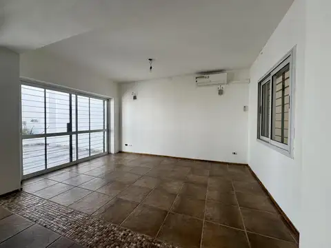 Casa 6 ambientes con 2 baños