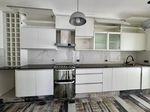 Casa en Alquiler con 2 cocheras