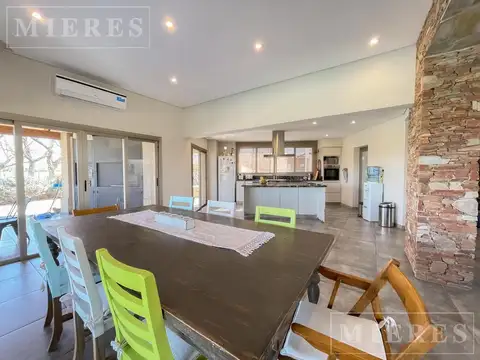 Casa 6 ambientes con 2 baños